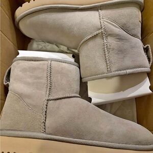 NEW UGG Short Suede Boot in Taupe with Tan Logo Patch
